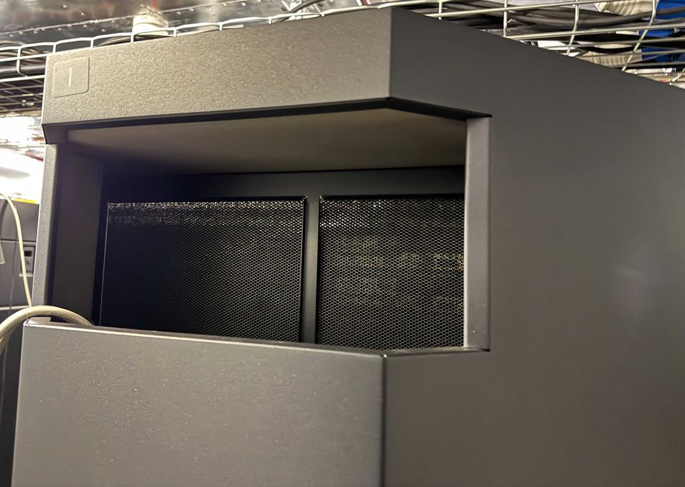 Величезний супер комп'ютер\сервер IBM POWER 795