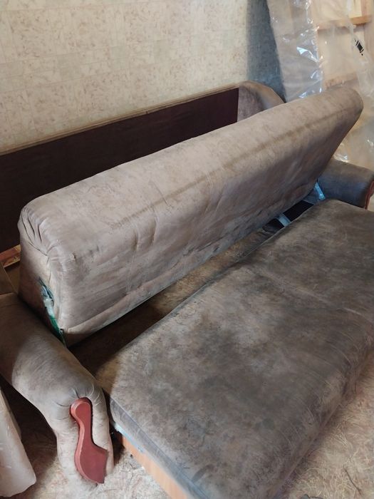 Диван розкладний з декоративними елементами.