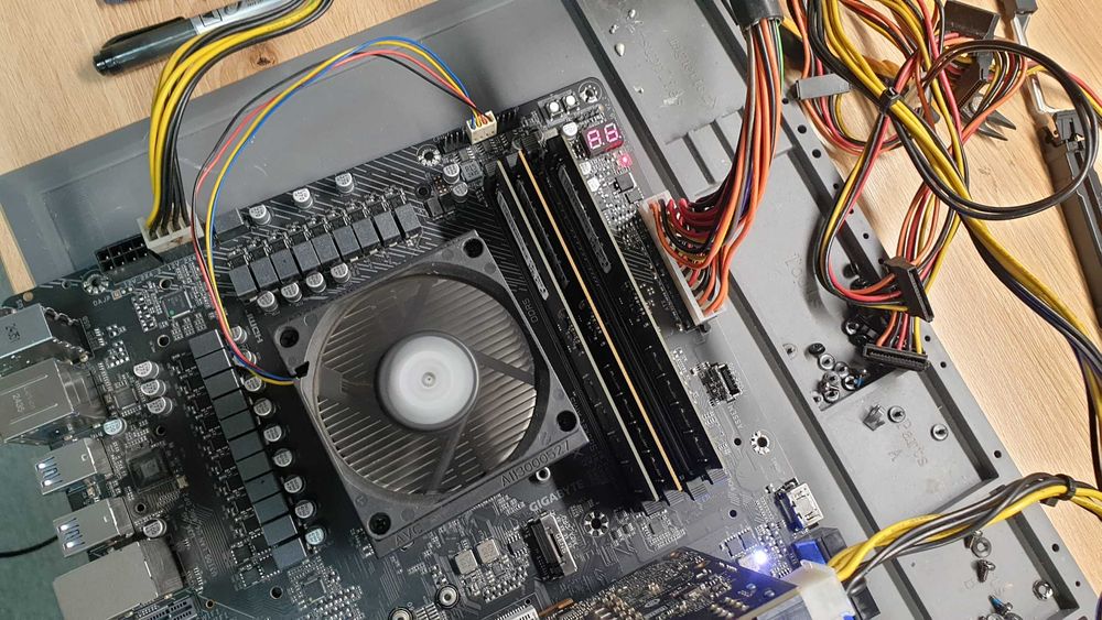 Gniazda procesora: AM4, AM5, LGA1700, LGA1851. Montaż w pakiecie.