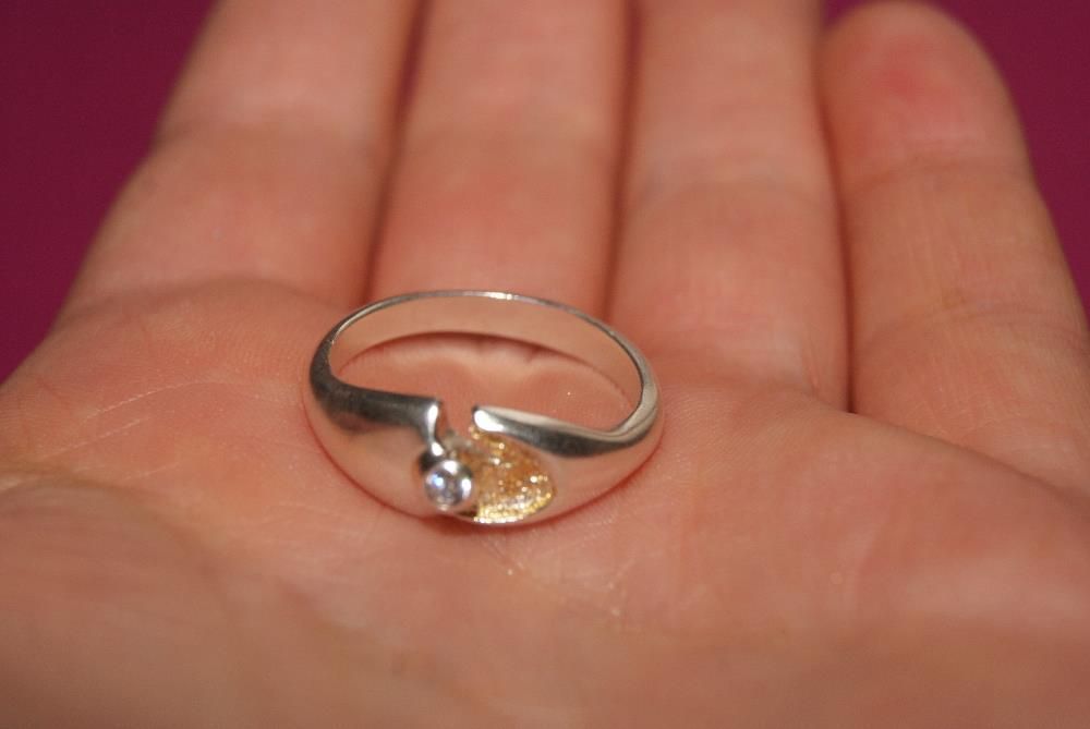 srebrny pierścionek i zawieszka z cyrkonią