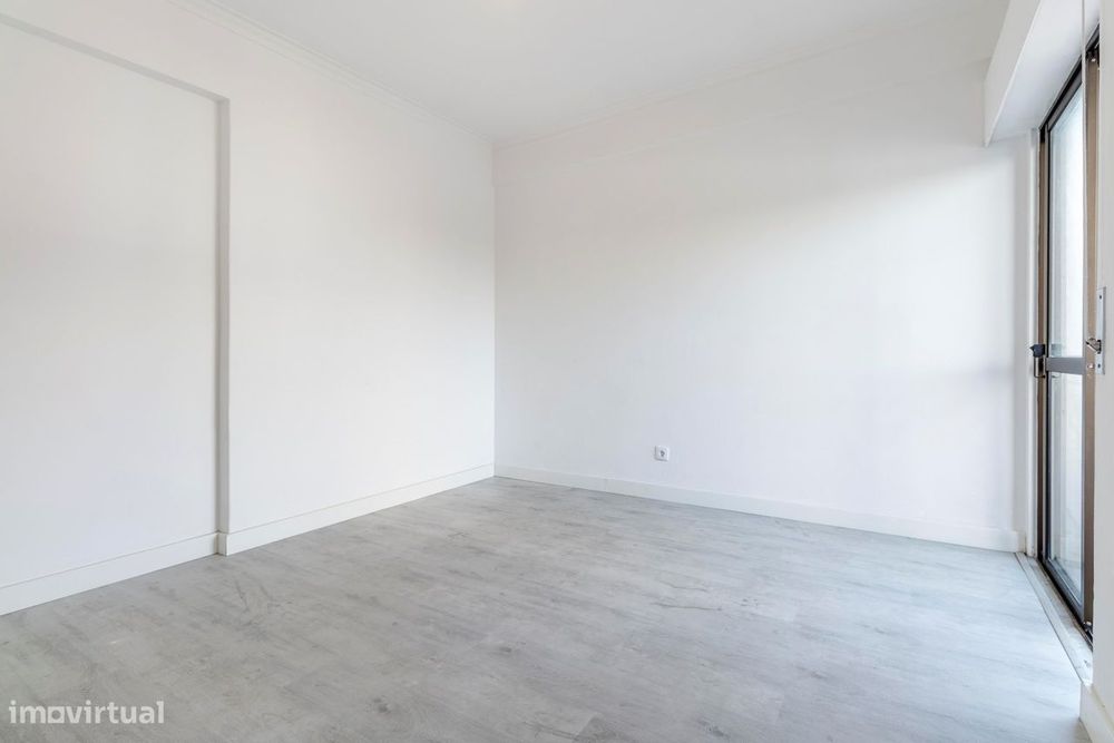Apartamento T2 c/ Varanda em Agualva, Sintra
