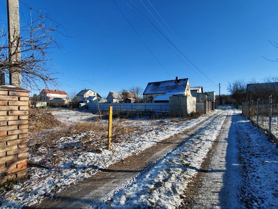 Компактна ділянка у зручному районі!