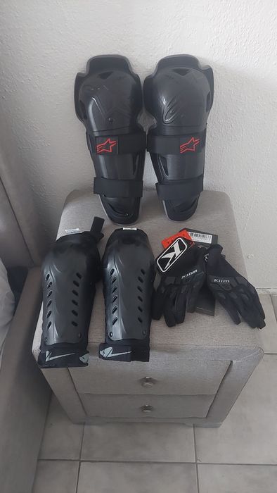 Equipamento Motard / Proteção Novo
Vendo conjunto de proteção ideal para motards, composto por:
Joalheiras
Cotoveleiras tamanho S
Luvas