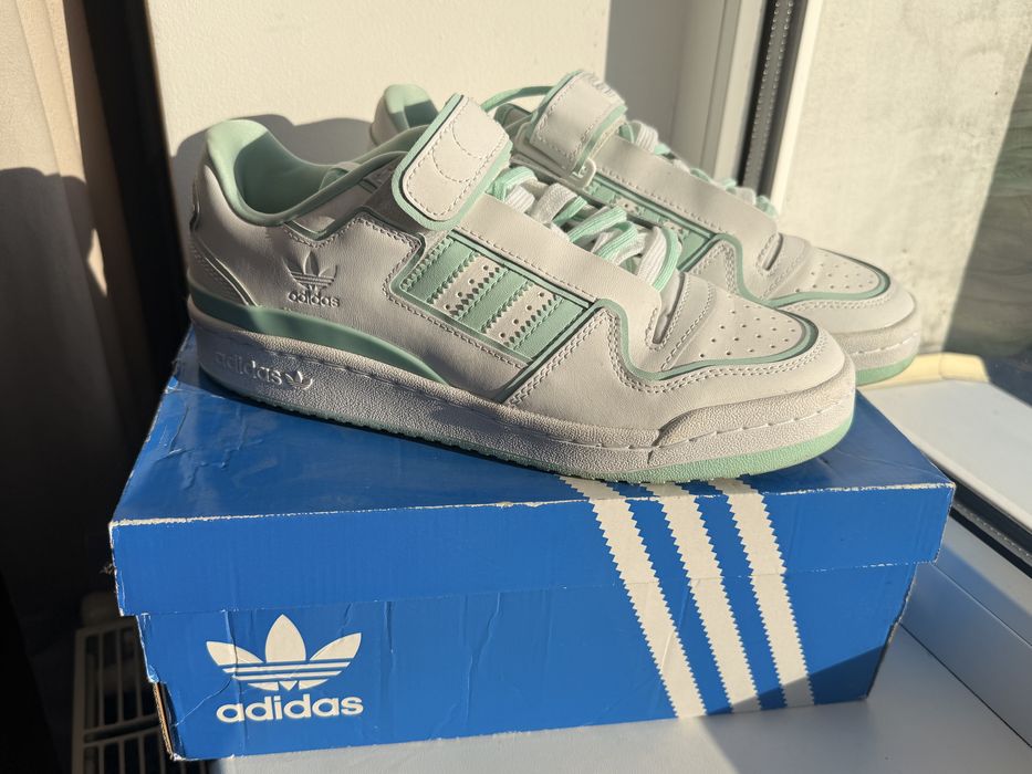 Кросівки adidas жіночі