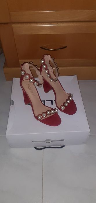 Sandálias vermelhas de Camurça C/ Pérolas ( Prof ) C/ Novas