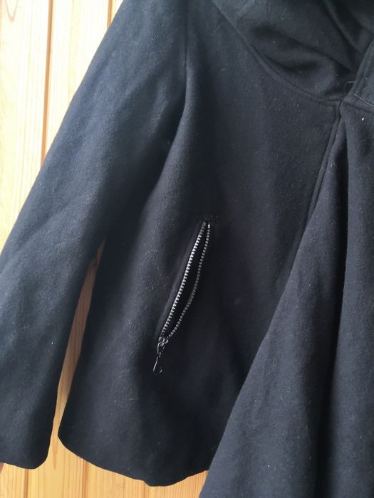 Пальто чорне та капішоном