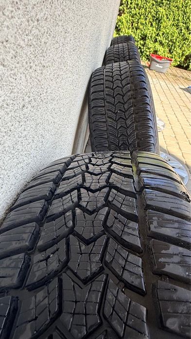Opony zimowe + felgi stalowe Ford, prawie nowe