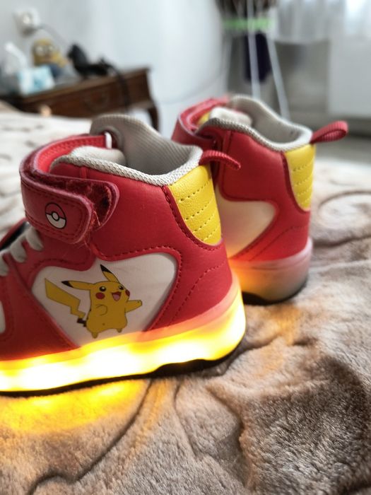 Świecące buty do kostki dziecięce Pikachu r24 adidasy jak nowe