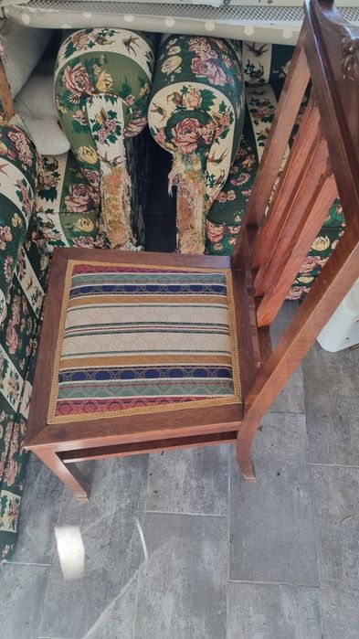 Cadeiras almofadadas em madeira maciça