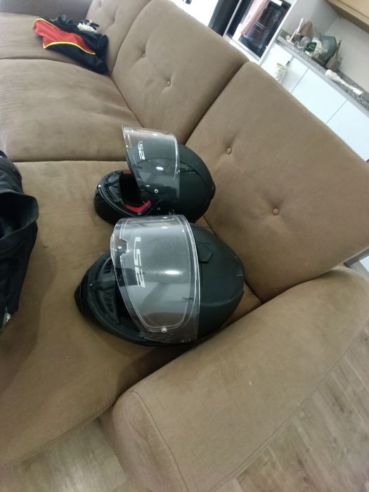 Capacetes e casaco para moto