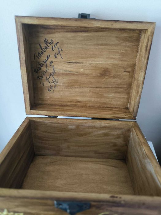 caixa de madeira pintada à mão