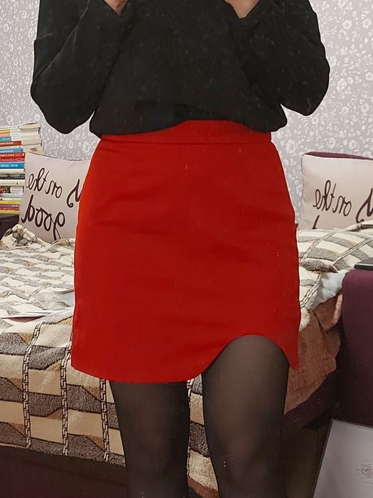 Міні спідниця червона з акцентним вирізом