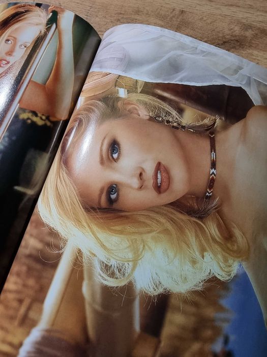 Playboy 8/000 - Kristi Cline, Angie Everhart, Jeff Bezos, Paulo Coelho