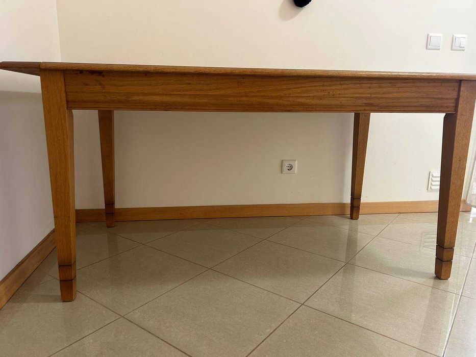 Mesa de madeira para sala ou cozinha