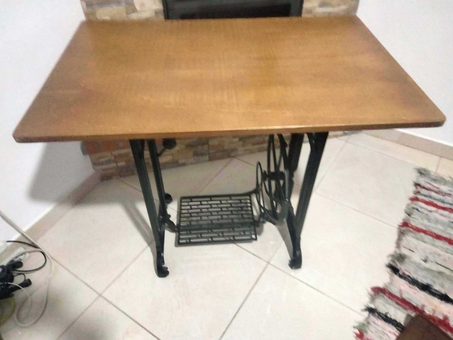 Mesa de costura com tampo metalizado e pintado