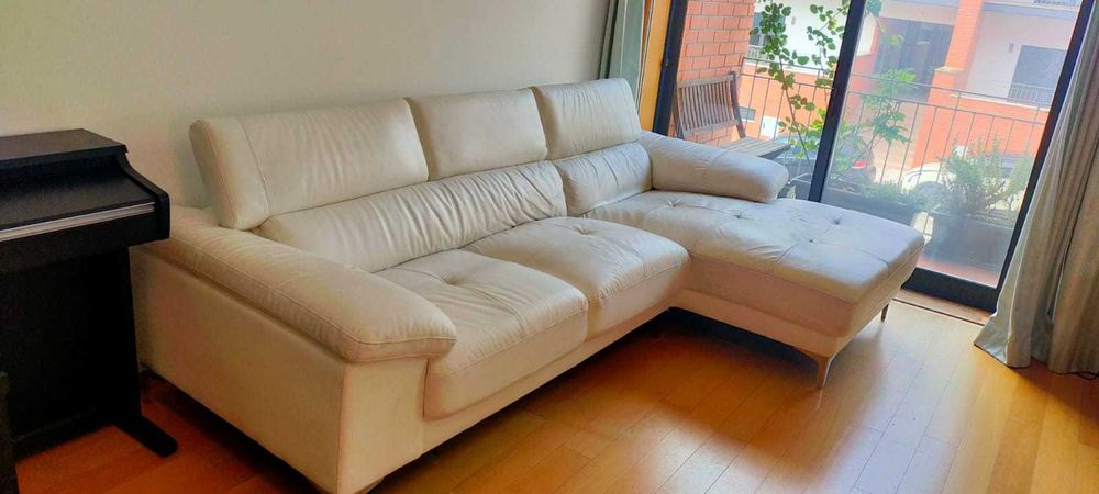 Sofa com chaise longue em pele