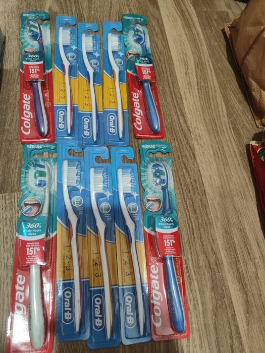 Pastas dentes oral B e escovas dentes