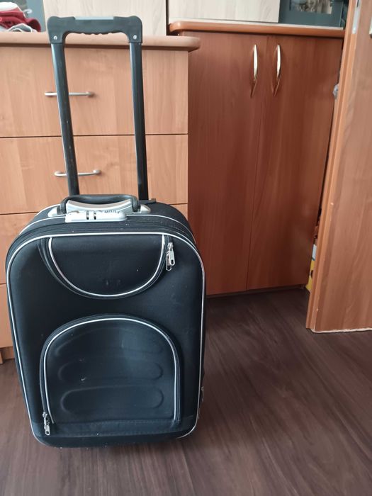 Czarna walizka podróżna