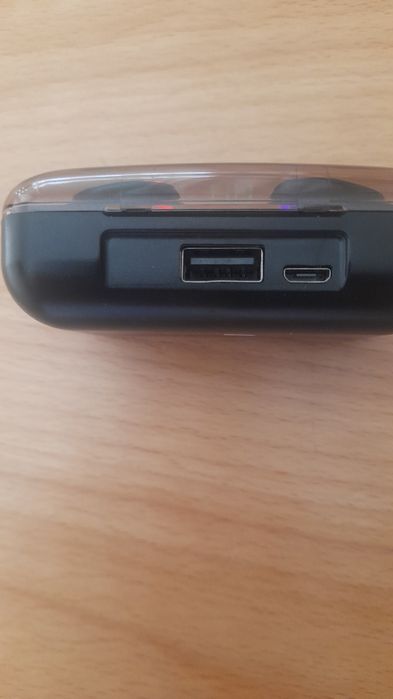 Fones bluetooth sem fios.