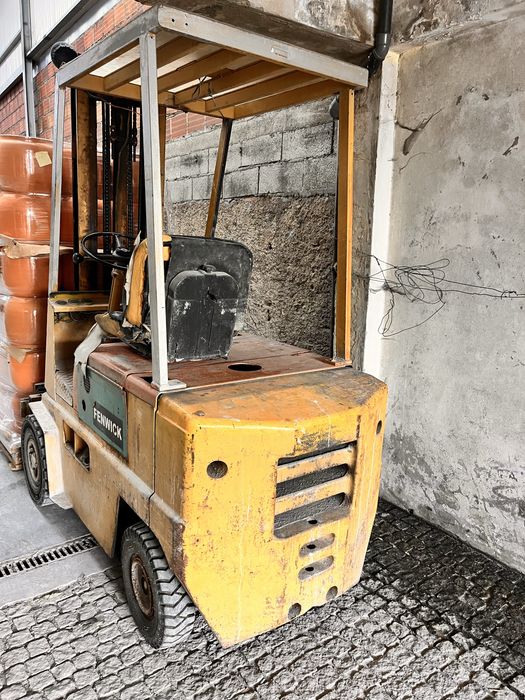 Empilhador Fenwick de 1500 kg diesel