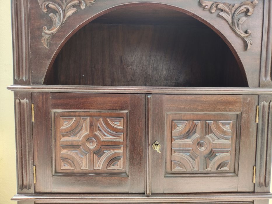 Móvel antigo castanho escuro