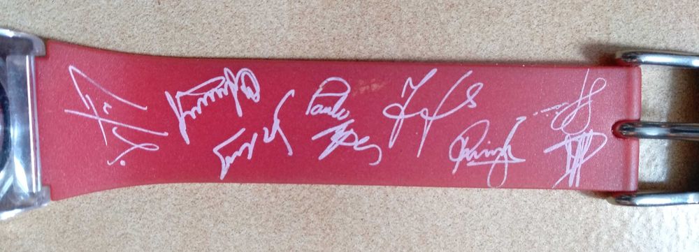 Relógio do Benfica com os autógrafos da equipa