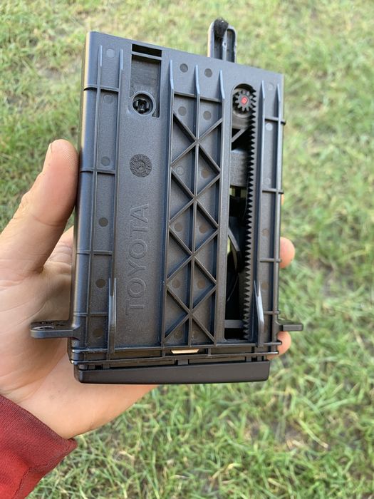 Підстаканник ,  Toyota Avensis T25