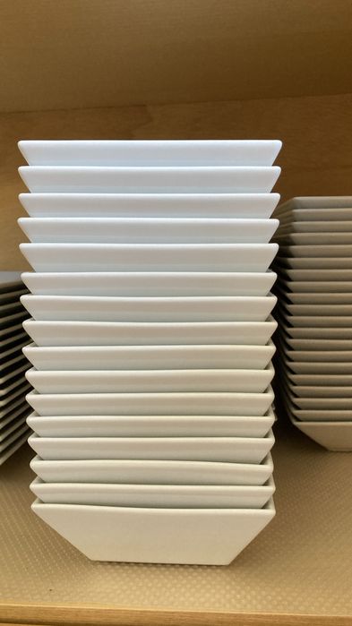 Conjunto de serviço de mesa da loja CASA (branco/formato quadrangular)