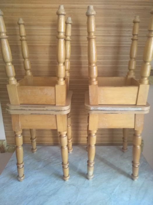 Стіл і чотири табуретки