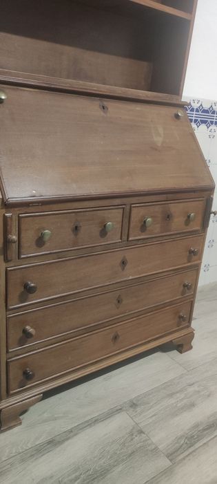 Escrivaninha antiga com estante