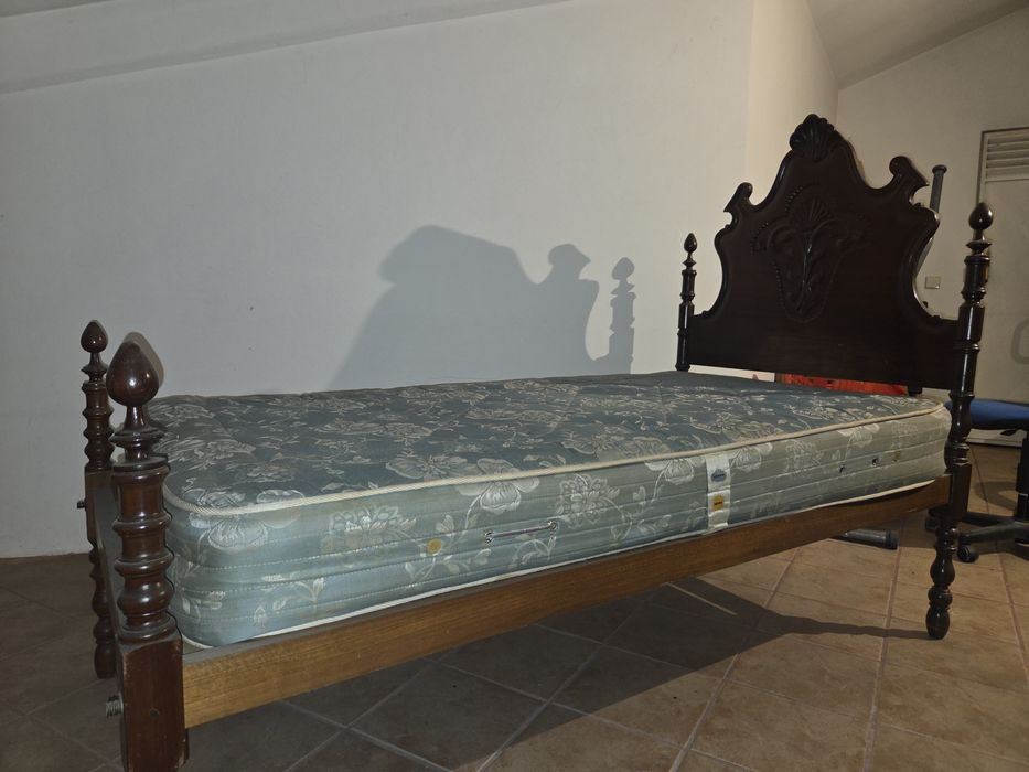 Cama Solteiro em Madeira