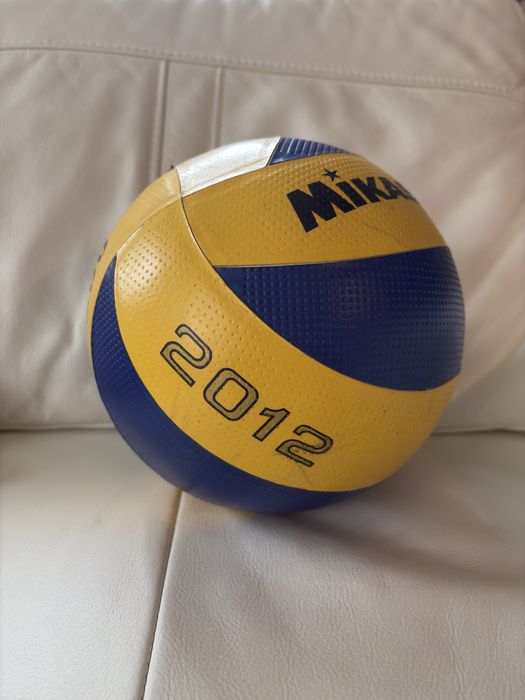 Piłka do siatkówki Mikasa MVA 200