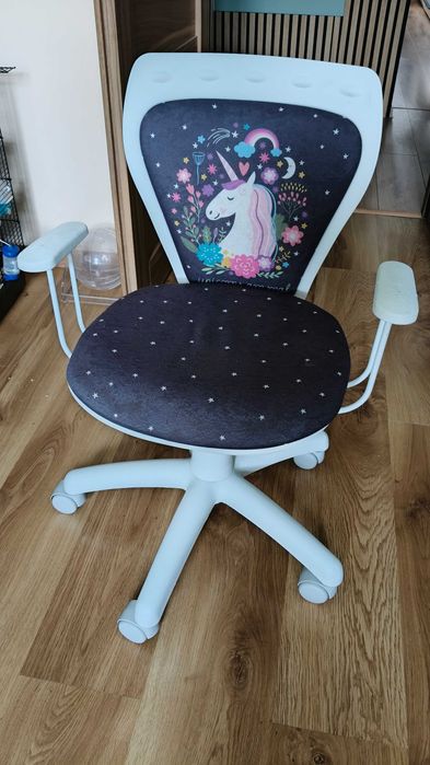Krzesło do biurka z Jednorożcem.