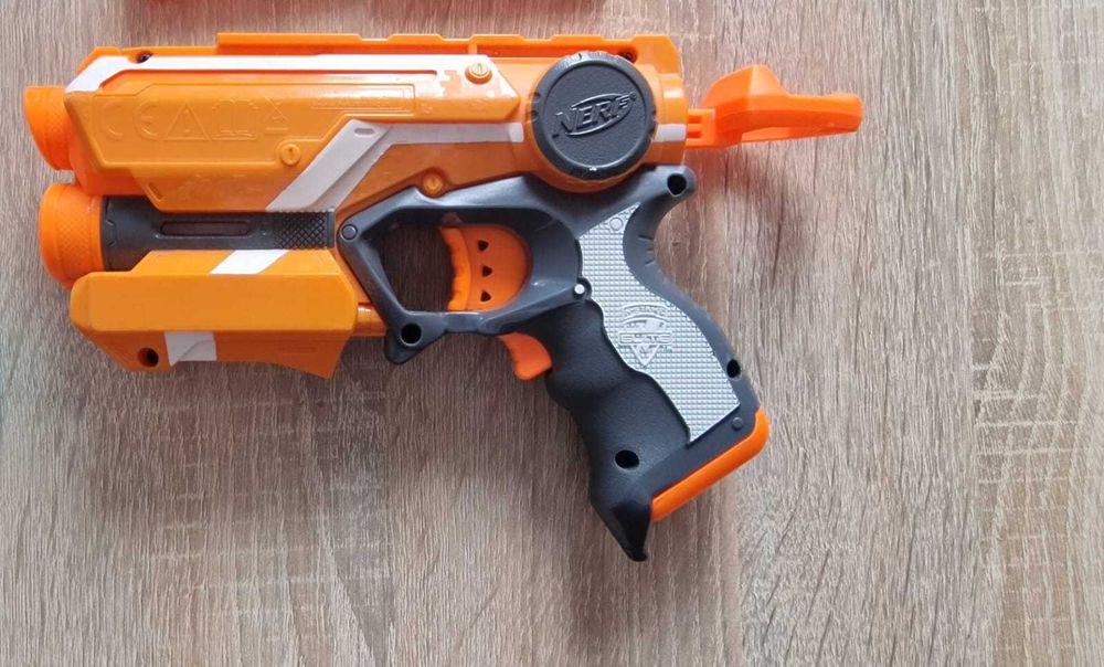 Nerf dwa pistolety Zuru X-Shot Fury 4 i Firestrike elite plus 3 rodzaje strzałek