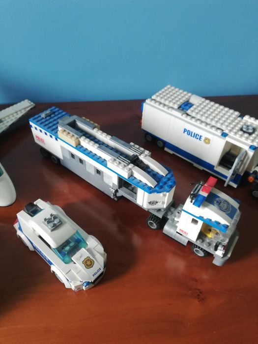 Várias figuras de legos