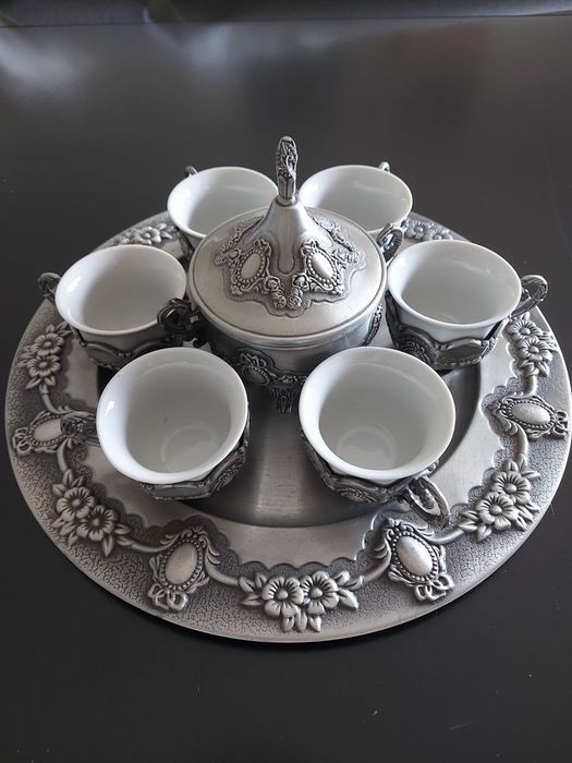Conjunto Café em Porcelana e Metal c/ Prato + Açucareiro + 6 Chávenas