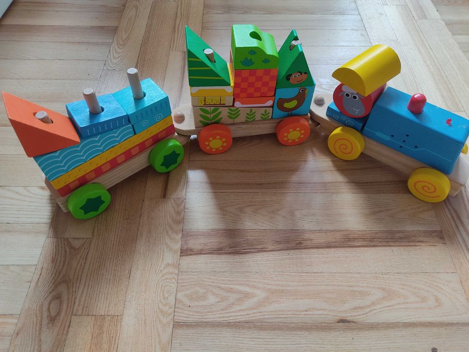 Drewniany pociąg grający dla dzieci