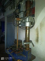 Máquina de furar AEG com suporte de banca muito robusto