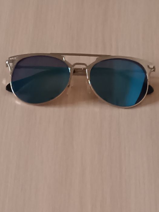Óculos de sol prateados