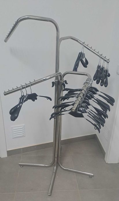 Expositor de roupa em ótimo estado