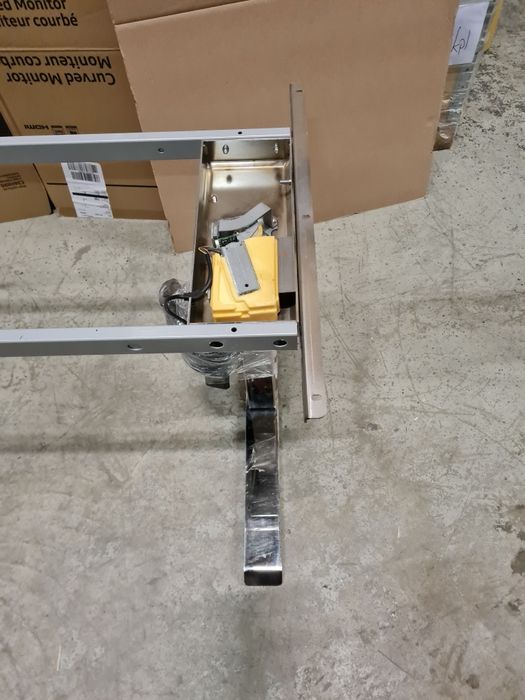 Chromowane biurko regulowane elektrycznie