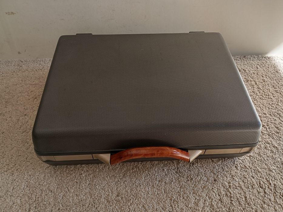 Mala executiva clássica rígida, c pega em madeira marca DESLEY, medida