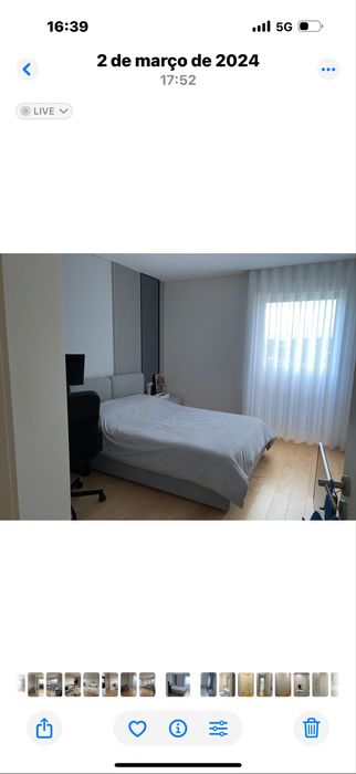 Cama, secretária e mesa de cabeceira cinza claro