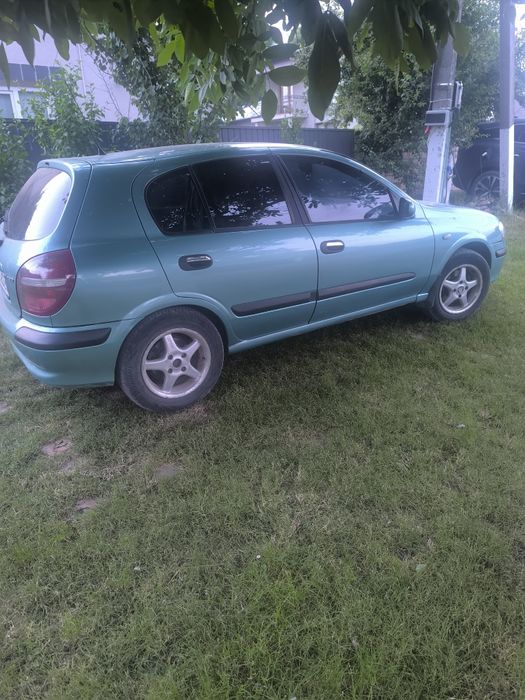 Автомобіль нісан альмера
