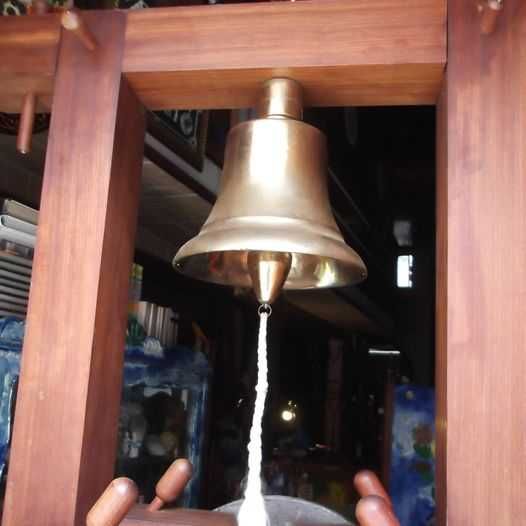 Vigias ferro e bronze, candeeiro em cobre e sino em bronze, raro.