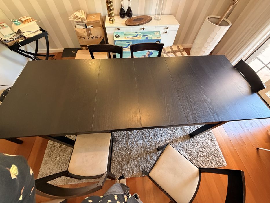 Mesa de jantar extensível  com capacidade para 10 pessoas