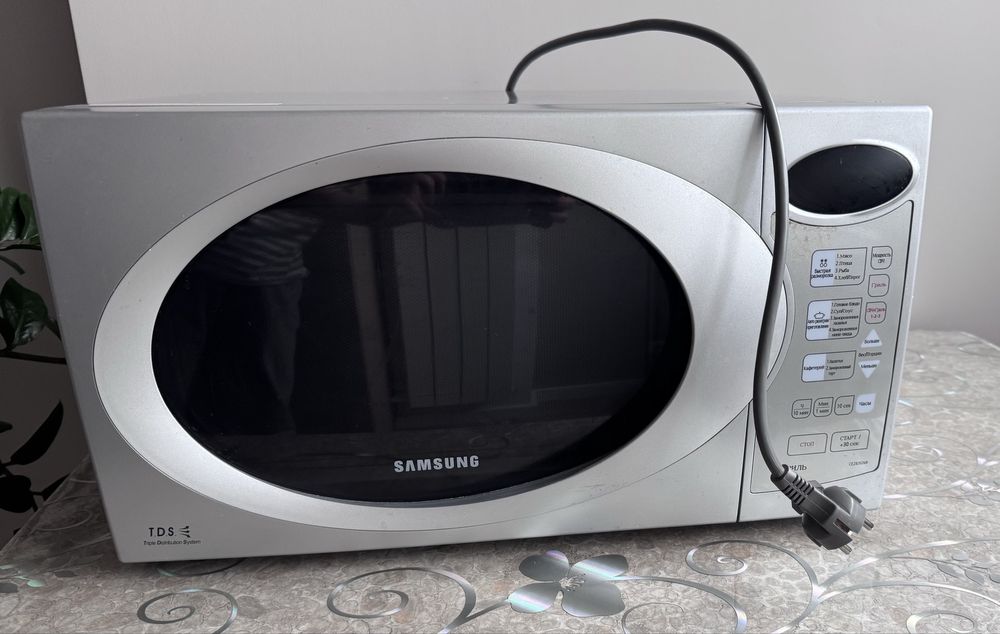 Мікрохвильовка Samsung СЕ283GNT з грилем