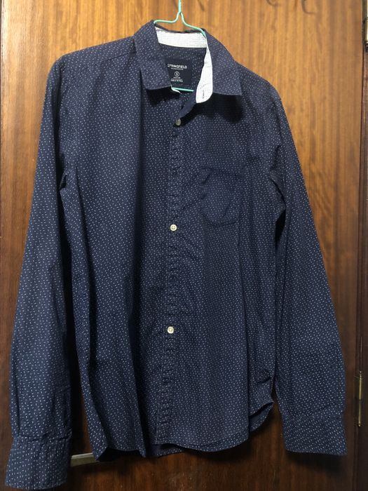 Camisa azul com pintas brancas