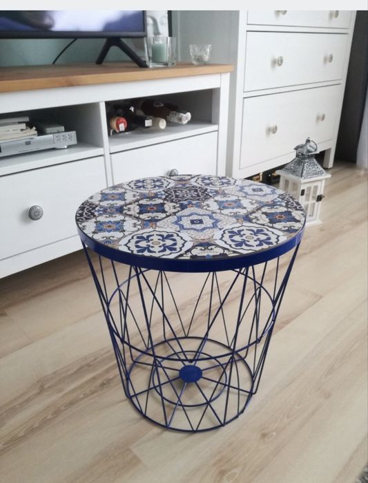 Stylowy niebieski druciany