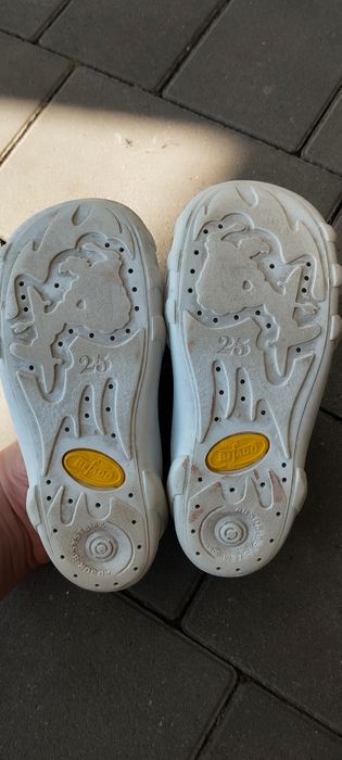 Kapcie w rozmiarze 25